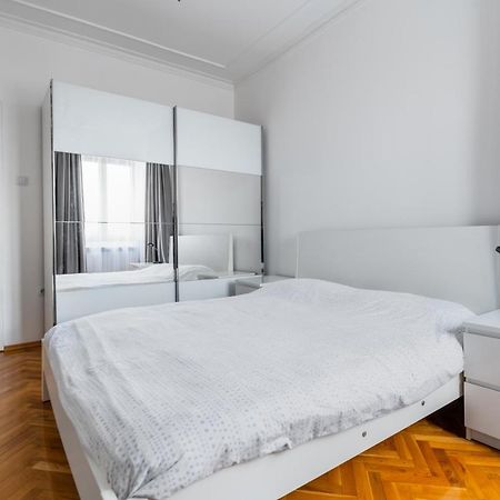 Vitosha Str 2Bd White & Blue Apt By Flat Mаnager Sofia Luaran gambar