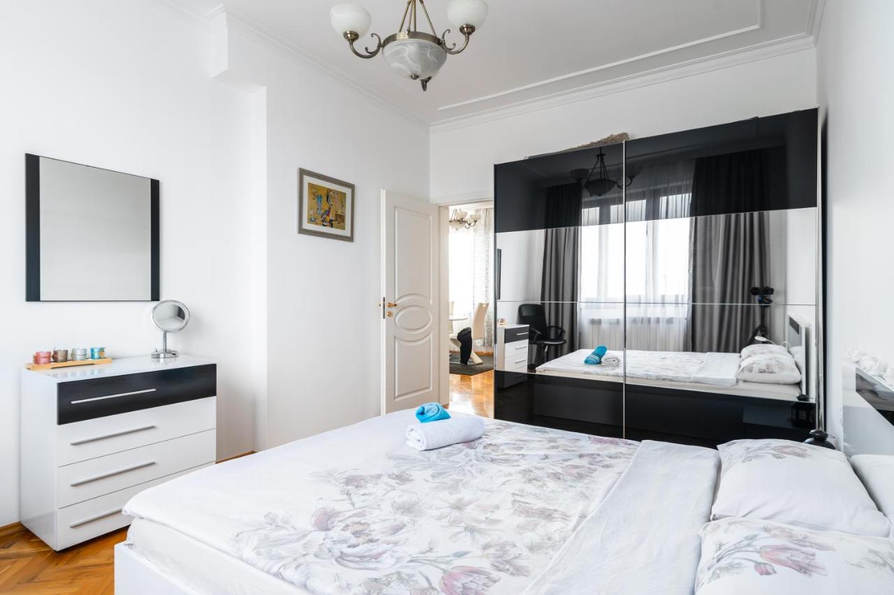 Vitosha Str 2Bd White & Blue Apt By Flat Mаnager Sofia Luaran gambar